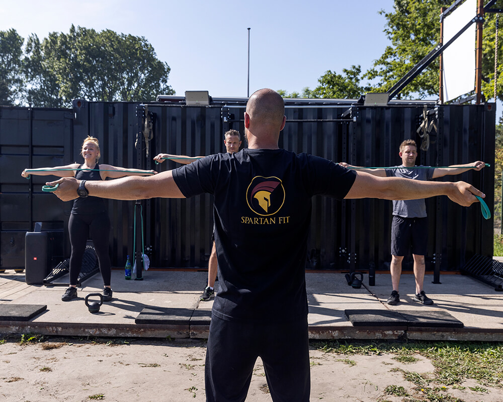 instructeur-doet-oefening-voor-spartan-fit