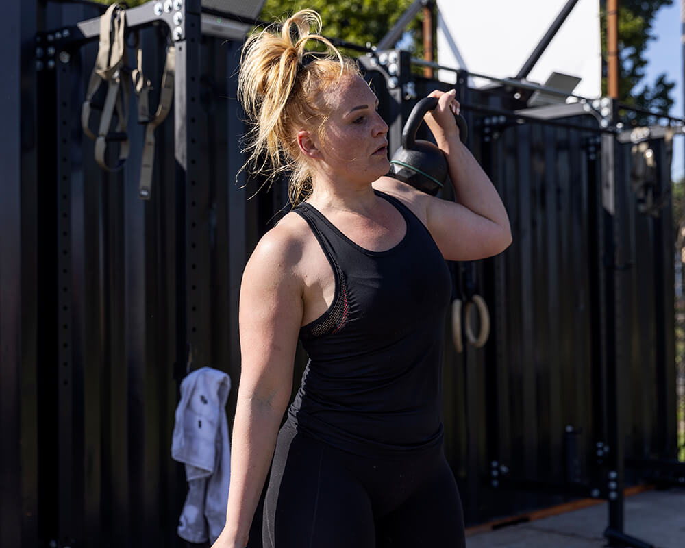 vrouw-voert-oefening-uit-spartan-fit