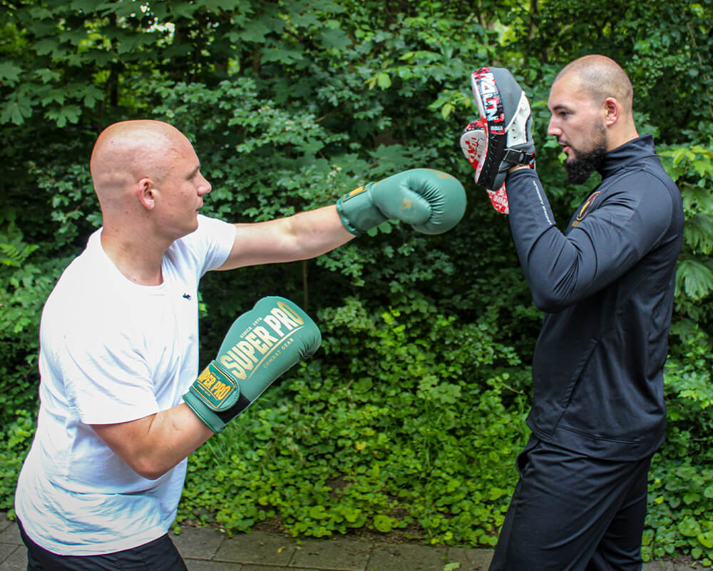 Man-krijgt-bokstraining